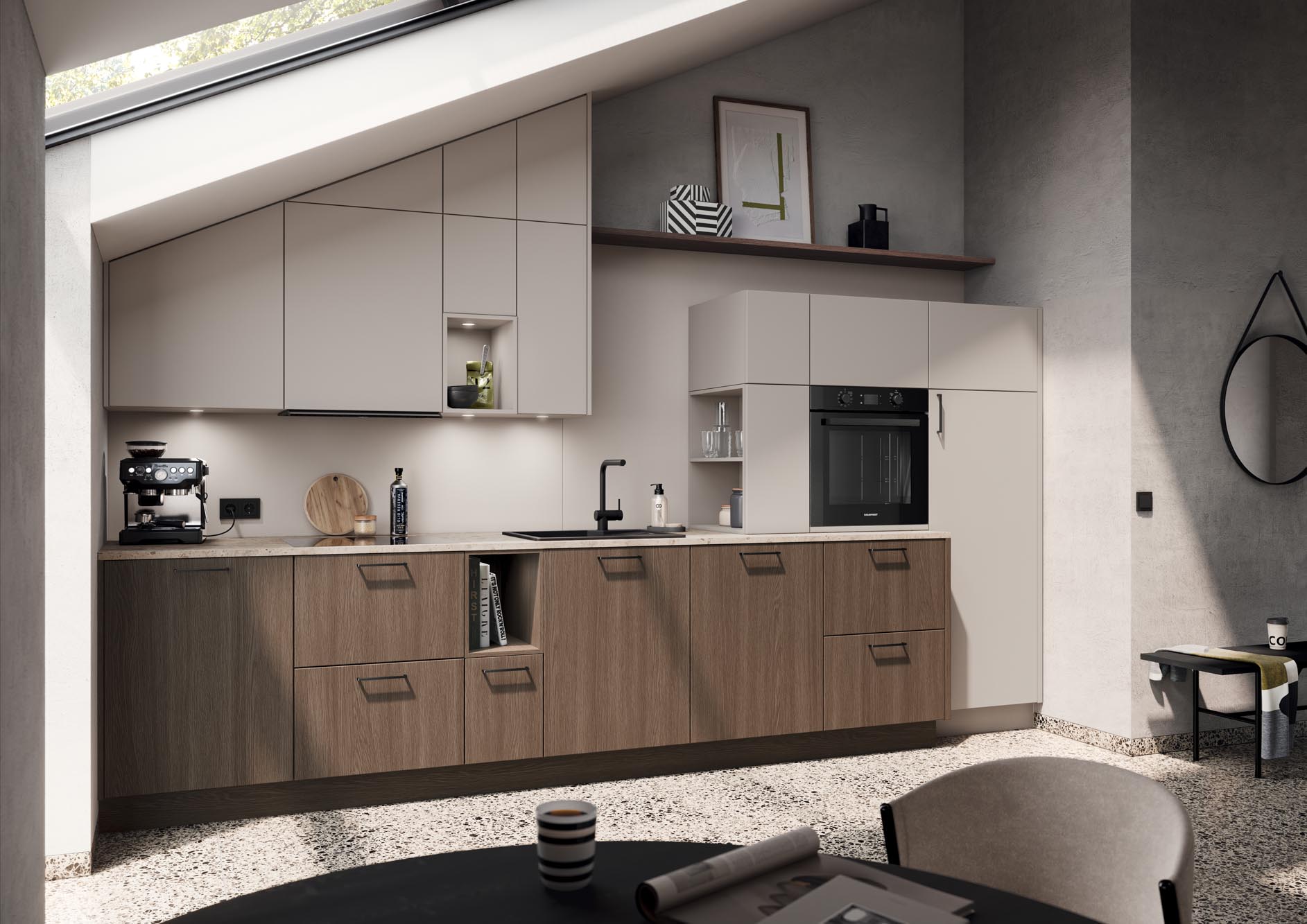 Moderne Küche mit schräger Decke, beigen und holzfarbenen Schränken, Einbaubackofen, Kaffeemaschine, schwarzer Armatur und Dekoartikeln in den Regalen. Durch ein großes, schräges Fenster oben fällt Tageslicht herein.