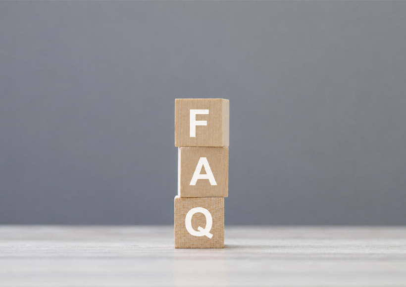Drei vertikal auf einer grauen Fläche gestapelte Holzklötze, auf denen die Buchstaben F, A und Q aufgedruckt sind, die für „Häufig gestellte Fragen“ stehen. Ideal für alle, die Informationen zu Ausziehbare Tische suchen. Der Hintergrund ist einfarbig grau.